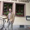 Axel Hochrein vor dem Gasthof, der lange Zeit seiner Familie gehörte. Axel Hochrein vor dem Gasthof, der lange Zeit seiner Familie gehörte.