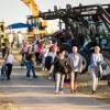 Rund 350 Menschen und 60 Schlepper besuchen am Freitag. 23.08.24 das Traktorkino bei Hopferstadt Ochsenfurt.