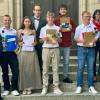 Preisträger für besondere Leistungen: Marius Abendroth (Raiffeisenbank Haßfurt), Fabian Fixel (Bester Quali Mathematik), Minu Barthelme (Technik), Tobias Lamm (Klassenleiter), Finn Hilbert (Soziales), Alexander Heinrich (Jahreszeugnis), Bastian Zull (Gesamtquali), Rita Hrebabetzky (Sparkasse Schweinfurt-Haßberge), Kathrin Klüpfel (Gesamtquali). Preisträger für besondere Leistungen: Marius Abendroth (Raiffeisenbank Haßfurt), Fabian Fixel (Bester Quali Mathematik), Minu Barthelme (Technik), Tobias Lamm (Klassenleiter), Finn Hilbert (Soziales), Alexander Heinrich (Jahreszeugnis), Bastian Zull (Gesamtquali), Rita Hrebabetzky (Sparkasse Schweinfurt-Haßberge), Kathrin Klüpfel (Gesamtquali).