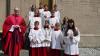 Zwei neue Ministranten und eine Ministrantin wurden am Patroziniumsfest des Hl. Kilian in der Stadtpfarrkirche Mellrichstadt in den Dienst eingeführt: von links: Moritz Mauer, Rosalia Kehrel und Linus Engel. Verabschiedet wurde nach 21 Jahren Altardienst Annika Goy (ganz rechts), dahinter zu sehen ist die Ministrantenbeauftragte Inge Storath. Links im Bild Pfarrer Thomas Menzel und der Altardienst.