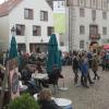 Wenn das Wetter passt, sind die Gastronomie-Betriebe in Hammelburgs „guter Stube“, dem Marktplatz, Profiteure des Frühjahrsmarkts, am Eiscafé „La Fenice“ bildeten sich lange Schlangen.