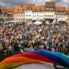 Volles Haus auf dem Marktplatz Bad Königshofen: Gut 550 Demonstrantinnen und Demonstranten dürften es gewesen sein, die am Samstagmittag für Demokratie und Vielfalt in einer toleranten Gesellschaft eintraten.