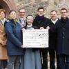 Bei der Spendenübergabe (von links) Dr. Richard Reichel (Präsident LC Würzburg de Leone), Angelika Schlag (Präsidentin LC Würzburg-Löwenbrücke), Christine Frankenberger (Leiterin TGU bei den Schwestern d. Erlösers), Dr. Klaus-Peter Heigel (Präsident LC Würzburg West), Generaloberin Sr. Monika Edinger, Alexander Rüth (Domkapellmeister), Dr. Ulrich Stinzendörfer (Präsident Lions Club Würzburg), Julian Beutmiller (Domkantor) und Isabel Heise (LEO Club). Foto: Jutta Bouschen