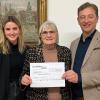 Sophia Scheder (von links), Ruth Reinfurt und Wolfgang Roth bei der Scheckübergabe.