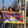 Sie hissen die Flagge Tibets (von links): Melanie Lutz, Jasmin Born, Mitarbeiterinnen der Gemeinde Knetzgau, und Bürgermeister Stefan Paulus.