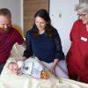 Anna Miriam kam im Haus Haßfurt der Haßberg-Kliniken als Glückshaubengeburt zur Welt. So etwas gibt es nur einmal unter 80 000 Geburten. Die stolzen Eltern Benjamin (links) und Uta Eisermann freuen sich über ihr drittes Kind. Genau wie Hebamme Birgitta Wohner-Finger (rechts), die erstmals in ihrer beruflichen Laufbahn eine Glückshaubengeburt erlebte.
