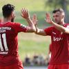 Abklatschen nach dem Führungstreffer: (von links) Die Kickersspieler Hüseyin Cakmak, Torschütze zum 1:0, mit Teamkollege Robert Herrmann.