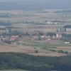Ein Blick vom Großen Gleichberg auf das thüringische und fränkische Grabfeld. Trappstadt im Vordergrund, dahinter die Turmspitze von Alsleben Ein Blick vom Großen Gleichberg auf das thüringische und fränkische Grabfeld. Trappstadt im Vordergrund, dahinter die Turmspitze von Alsleben