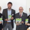 Fast alle historischen Großbauwerke der weiten Umgebung auf 148 Seiten bietet der Verein Burglandschaft mit einer Broschüre. Bei der Präsenation im Rathaus Gemünden (von links): Regine Klein, Jürgen Jung, Bürgermeister Jürgen Lippert und Katja Focke.