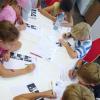 Kinder zeichnen Comics in der Stadtbibliothek