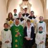 Pfarrvikar Ninh und fünf Ministranten wurden im Gottesdienst verabschiedet.