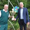 Pokalübergabe: Manfred Filko, Präsident des GC Schweinfurt (links) überreicht den Wanderpokal an Dieter Meyer, Captain der deutschen Mannschaft. Pokalübergabe: Manfred Filko, Präsident des GC Schweinfurt (links) überreicht den Wanderpokal an Dieter Meyer, Captain der deutschen Mannschaft.
