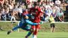 In dieser Szene kann Kasendorfs Keeper Dejan Cukaric Kickers-Angreifer Dominic Baumann nur unsanft stoppen. Der Elfmeterpfiff blieb aber aus.