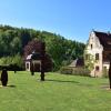 Der Saalgarten des Klosters Bronnbach mit außergewöhnlichen Skulpturen des Würzburger Künstlers Herbert Mehler.