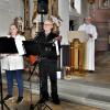 Franziska Heck und Rudi Friedl gestalten die Kinderkrippenfeier musikalisch mit, Gottesdienstbeauftragte Elke Dressel leitet die Feier.