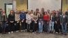 Die Geehrten mit ihren Lehrkräften, Schul- und Fördervereinsvorsitzendem, Festredner und Schulleiter (von links) Mario Hess (G), German Bertele (G), Nicola Dahmen (C), Juliana Knaub, Harald Pohl (E), Sophia Geiling, Hubert Behr (G), Fabian Rehberger, Hannah Singer, Maya Bräutigam,  Emma Voss, Emma Krapp, Philipp Sehne, Sina Hartmann, Emily Deschner, Maria Pallares Torremorell, Yizhou Huang, Emilia Palotz, Lena Öchsner, Emma Beck, Wolf-Dieter Gutsch, Daniel Vinzens und Achim Höfle.