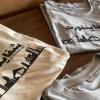 Die offiziellen T-Shirts der "Arabischen Kulturwochen" sind bei allen Veranstaltungen erhältlich. Auf dem T-Shirt-Motiv sind die Sehenswürdigkeiten der Stadt zu sehen sowie "Schweinfurt" in arabischer Schrift.