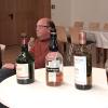 Thomas Josef Möhler (links) informierte über die Spirituose und Pfarrer Sven Johannsen bezog die Spiritualität während der Whisky-Verkostung mit ein.