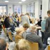 Blick in die Reihen der Zuhörerinnen und Zuhörer bei der Lesung von Paul Maar. Rechts ist zu sehen, wie der Autor seine Bücher signiert. Blick in die Reihen der Zuhörerinnen und Zuhörer bei der Lesung von Paul Maar. Rechts ist zu sehen, wie der Autor seine Bücher signiert.