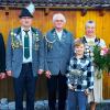 Auf dem Foto 1. Gauschützenmeister Norbert Mahr, 1. Schützenmeister Harald Rinder, Georg Röslmaier, Jugendkönig 2023 Benedikt König, Vogelkönigin Elisabeth Sulzinger, Jugendleiterin Carina Rinder, Jugendkönig 2022 Paul Wald.