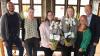 Sarah Schamberger und Karolin Gruber haben die Ausbildung zur Verwaltungsfachangestellten im Kitzinger Rathaus erfolgreich bestanden. Es gratulieren Personalleiter Norman Liebeskind, Ausbildungsbetreuerin Franziska Schlier, die Jugendvertreterin im Personalrat, Selina Oestreicher und OB Stefan Güntner.