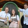 Freuen sich auf drei schöne Weinfesttage (von links): Weinbauvereinsvorsitzender Klaus Markert, Weinprinzessin Magdalena Seemann und der Ortsvorsitzende der Bayerischen Jungbauernschaft, Luka Götz.
