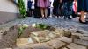 Am Pfingstmontag wurde in Haßfurt vor dem ehemaligen Wohnhaus der jüdischen Familie Rosenthal die ersten Stolpersteine verlegt. Vier weitere Stolpersteine sollen im November dazukommen.