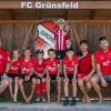 Drei Jugendleiter, viele Teams und ein ganzheitliches Konzept: Antonio Romero Rincon (links), Bernd Kriegisch (Zweiter von rechts) und Michael Oechsner (rechts) haben die Jugendarbeit beim FC Grünsfeld neu aufgestellt.