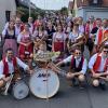 Mit einem großen bunten Festzug beendeten die Musikanten ihr Festjahr. Mit 22 Gruppen, angeführt von den Gastgebern, zog der Festzug zur Geisberg Halle.