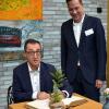 Cem Özdemir trägt sich in das Goldene Buch der Stadt Lohr ein. Rechts Bürgermeister Mario Paul. Cem Özdemir trägt sich in das Goldene Buch der Stadt Lohr ein. Rechts Bürgermeister Mario Paul.