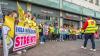 Rund 75 Menschen streikten am Freitag mit Transparenten vor der Buchhandlung Hugendubel in der Würzburger Innenstadt. Die Gewerkschaft Ver.di hatte die Mitarbeitenden der Würzburger Filialen von Hugendubel, Douglas, H&M und IKEA zum Streik aufgerufen.