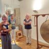 Blandina v. Collande erklärt die Gongs im Zen. Blandina v. Collande erklärt die Gongs im Zen.