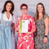 Bei der Urkundenübergabe in München (von links): Staatsministerin Michaela Kaniber, Christa Dölker (Kita St. Michael) und Gwendolin Hammer (AELF Kitzingen-Würzburg).