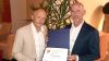 Der neue Präsident des Rotary-Clubs Karlstadt-Arnstein, Bernd Völker (rechts), überreichte beim Übergabemeeting dem scheidenden Präsidenten Stefan Heßler (links) für dessen Verdienste als Präsident die Paul Harris-Medaille.