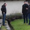 Beim Ortstermin in Frickenhausen im vergangenen Februar informierte sich Simon Engel vom Wasserwirtschaftsamt (Dritter von rechts) mit Bürgermeister Michael Kraus (Zweiter von rechts) und Ortssprecher Achim Reß (rechts) über das Hochwasserrisiko am Frickenbach.