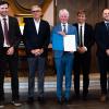 Verleihung des Albert-Kölliker-Lehrpreises im Juli 2023 (von links): Kristen Rak, Stefan Kaulitz, Dekan Matthias Frosch, Klinikdirektor Rudolf Hagen, Pascal Ickrath, Jonas Engert und Studiendekanin Sarah König.