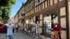 Kleine Geschäfte mit einem breiten Angebot säumen die Marktstraße in Ostheim.  Im Bild der Geschenkartikelladen "Glücklich", den Diana Krieg im Januar 2023 eröffnet hat.