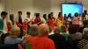 In ihre Landesflaggen gehüllt, eröffneten die Youth-Camp-Teilnehmer als Chor mit "Rock my Soul" den Abend.