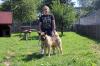 Marina Neuner, Leiterin des Tierheims Schwebheim, zeigt Hündin Maja, eine dreijährige American Akita.