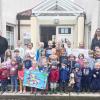 Ein Vertreter von Town & Country House, stellvertretende Leitung Sabrina Endres und Kinder des Schwanfelder Kindergartens mit ihrem Kunstwerk "Elmar".