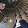 Landrat Thomas Bold (von links), Projektleiter Patrick Ecker, Ministerpräsident Markus Söder und Staatssekretär Sandro Kirchner haben sich im Turm eines Windrades über technische Details informiert.