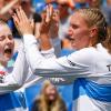 Lena Mark (links) und Svenja Schröder klatschen sich nach einem Punktgewinn ab. Lena Mark (links) und Svenja Schröder klatschen sich nach einem Punktgewinn ab.