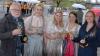 Bürgermeister Manfred Freitag (von links), Etwashausens Gärtnerkönigin Elena Eden, Siedlerkönigin Lea Schäfer und Sickershausens Weinprinzessin Sophia Beer und die Leiterin der Touristinformation, Corinna Neeser, stießen zum Start der Touristiksaison mit einem Silvaner-Schoppen an, während im Hintergrund überdacht der Kolping-Musikkorps spielte.