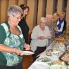 Nicht nur gesund, auch eine Augenweide: Speisen mit Kräutern auf dem Buffet beim Frauenbundvortrag zum Thema "Kräuter". Mit im Bild die Referentin des Abends Heike Sauer (Zweite von links)
