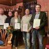 Links und rechts außen die beiden Geschäftsführer Jochen und Bastian Steinbach sowie die Jubilare (von links) Matthias Maciola, Alexander Flegler, Renate Hein, Alexander Wehner und Sven Ziegler.