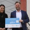 Offiziell abgeschlossen: Kämmerin Ines Rössler und Bürgermeister Stefan Wohlfart mit der Tafel zur geförderten LED-Umrüstung der Straßenbeleuchtung in Retzbach. Auch in Zellingen und Duttenbrunn wurden die Lampen umgestellt.