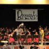 Die Akteure des Musik-Kabarett-Abends auf der Bühne in der DJK-Halle in Alitzheim beim gemeinsamen Singen des Frankenliedes zusammen mit dem Publikum: "Brennend Böhmisch" unter der Leitung des Dirigenten Valentin Köblitz zusammen mit "Lubber und Babbo" (Thomas Klug und Mathias Schmelzer).