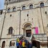 Neben dem Austausch mit den Kollegen und Kolleginnen der "Confcommercio Bastia Umbra" gehörte auch ein Ausflug in die mittelalterliche Stadt Gubbio, hier vor dem Gebäude des Stadtrates, zum Programm. Neben dem Austausch mit den Kollegen und Kolleginnen der "Confcommercio Bastia Umbra" gehörte auch ein Ausflug in die mittelalterliche Stadt Gubbio, hier vor dem Gebäude des Stadtrates, zum Programm.