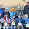 Freuen sich gemeinsam über die Aktion: die zehn Eßlebener Kommunionkinder mit Ehrenvorsitzender der Wanderfreunde Toni Biedermann (links) und Vorstand Berti Weiß (rechts).