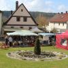 Markttreiben mit Besucherinnen und Besuchern aus nah und fern am Ostermontag (10. April) in Prölsdorf beim Ostermarkt.